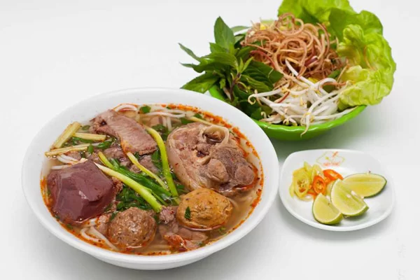 Ăn bún bò Huế với rau gì là đúng vị