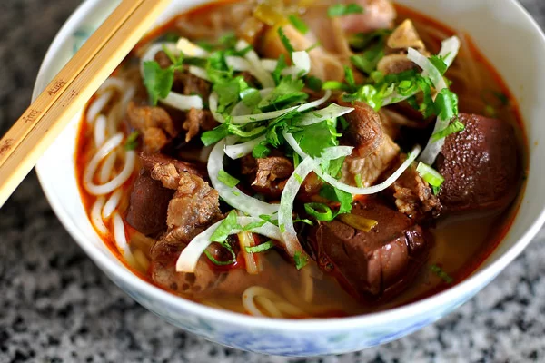 Vì sao nước dùng bún bò Huế có màu đỏ đẹp?