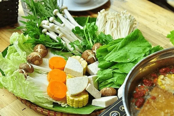 Ăn kèm lẩu hải sản chay với rau gì là hợp nhất?
