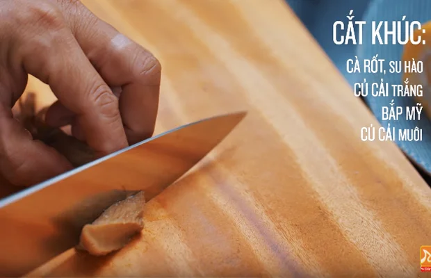 cắt củ cải muối