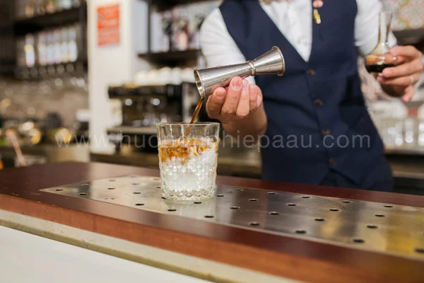 cho các nguyên liệu vào ly
