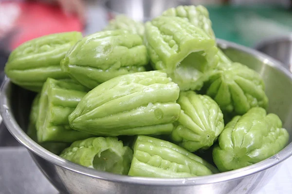 khổ qua cắt đôi