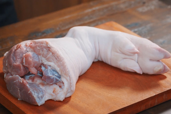 Cách chọn chân giò ngon để hầm thuốc bắc