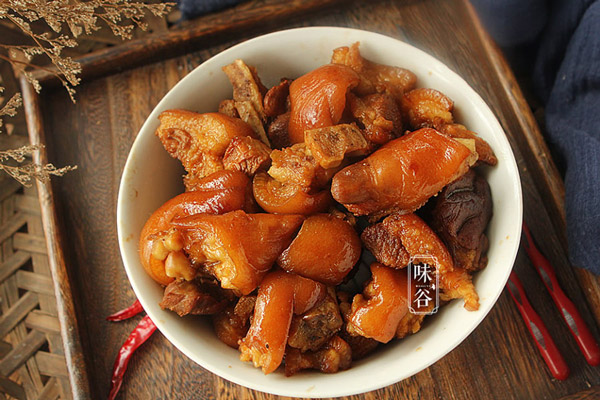 Chân giò hầm ngũ vị