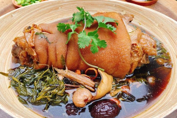 Chân giò hầm thuốc bắc ngải cứu