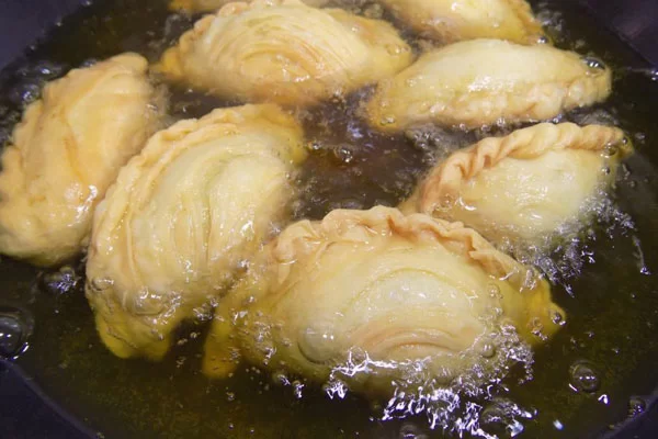 Chiên bánh gối