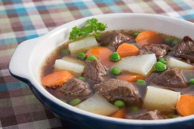 Món bò hầm rau củ đạt yêu cầu khi thịt bắp bò chín mềm, nước súp đậm đà Món bò hầm rau củ đạt yêu cầu khi thịt bắp bò chín mềm, nước súp đậm đà