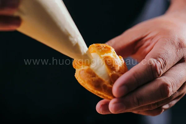 Bơm phần kem sữa tươi vào trong bánh Bơm phần kem sữa tươi vào trong bánh