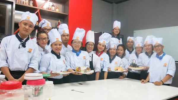 Chị Nguyệt (thứ 2 từ trái qua) trong một giờ học New888 link new888 new88 tại HNAAu