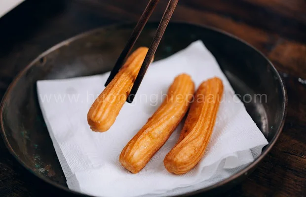 Chiên bánh đến khi vàng giòn