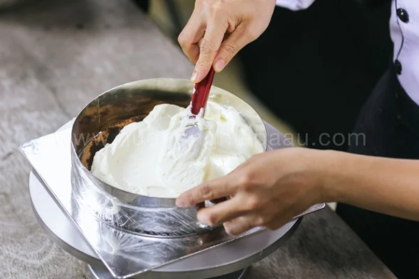Cho whipping cream vào khuôn bánh Cho whipping cream vào khuôn bánh