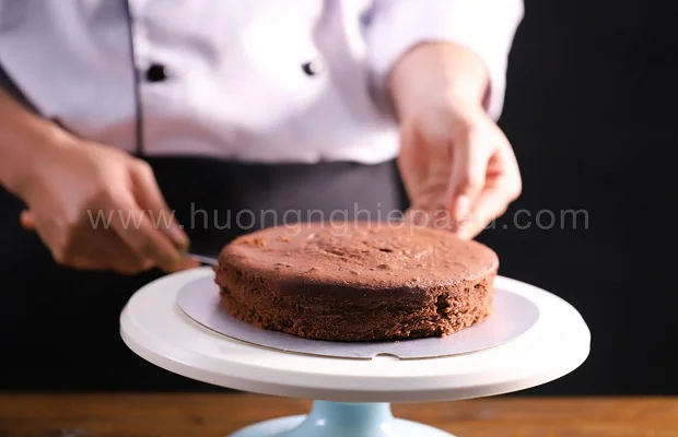 Công đoạn xếp bánh