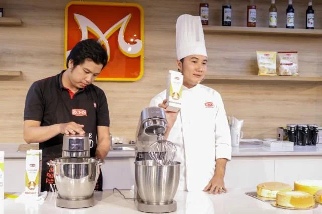 Chuyên viên kỹ thuật New888 link new888 new88 giới thiệu về các sản phẩm của Rich Products