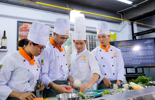 nghe bep hoc nhanh de tim viec lam