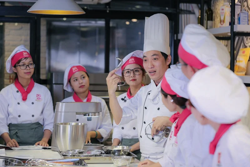 Ribi cùng các bạn chăm chú nghe thầy Ribi cùng các bạn chăm chú nghe thầy