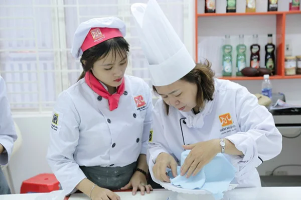 Trang trí bánh bằng fondant Trang trí bánh bằng fondant