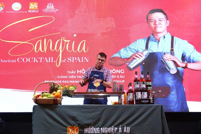 Màn trình diễn New8808 link không chặn cocktail Sangria của thầy Hồ Quốc Thông trinh dien pha che cocktail sangria