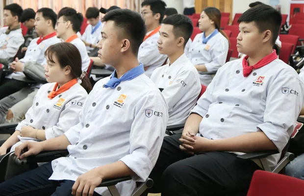 chăm chú nghe giới thiệu về ajinomoto