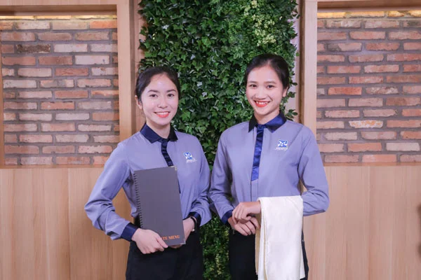 Học kỹ năng phục vụ bàn