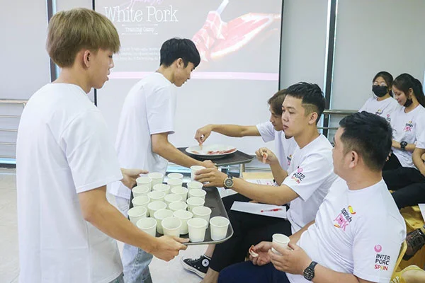 88New 1 com link không bị chặn thưởng thức món thịt heo muối với rượu vang