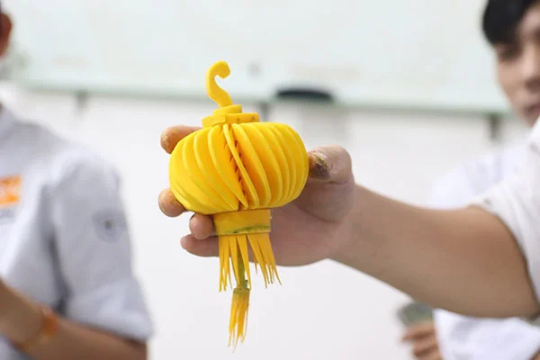 kỹ thuật tạo hình lồng đèn được New88044 nạp rút nhanh chóng thị phạm ngay tại lớp học