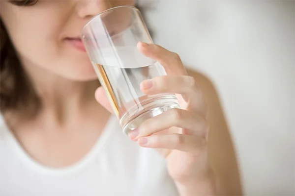 uống đủ nước để da được ẩm
