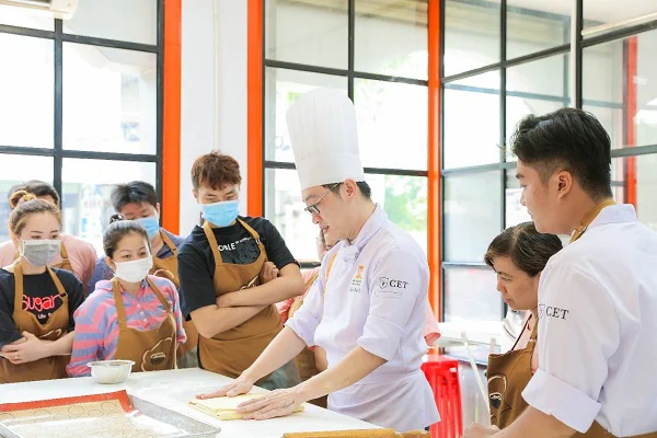 Khách mời chăm chú theo dõi New88044 nạp rút nhanh chóng
