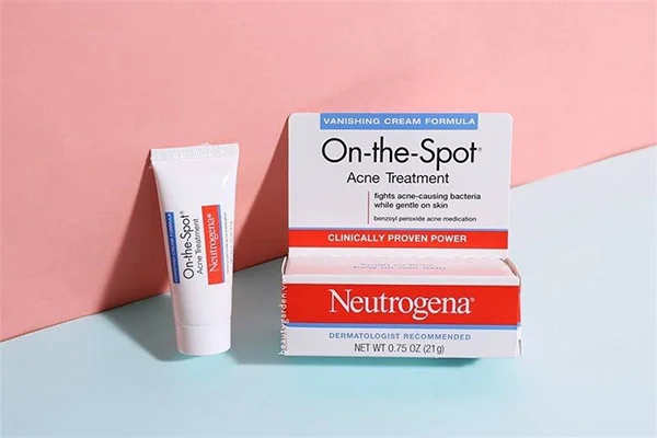 sử dụng sản phẩm chứa benzoyl peroxide để giải quyết tình trạng mụn ẩn