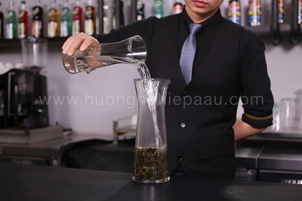 Rửa trà để đánh thức mùi hương
