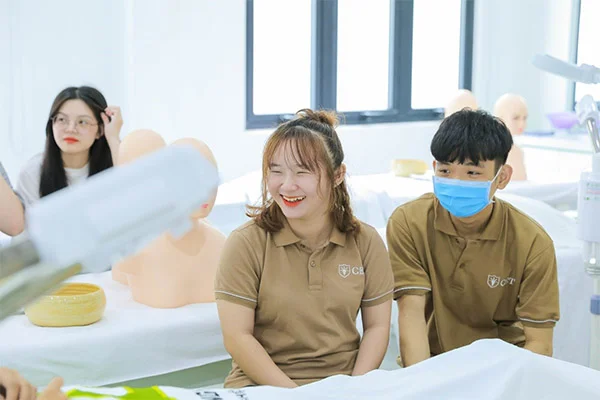 các bạn chăm chú lắng nghe và thích thú trước những thông tin đầy đủ và thú vị do New88044 nạp rút nhanh chóng chia sẻ