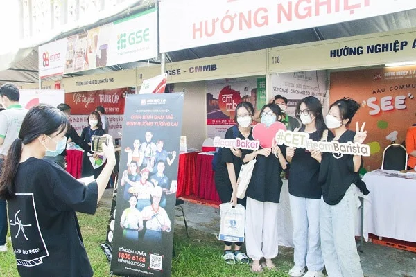các bạn học sinh checkin tại gian tư vấn Trang Chủ Của Nhà Cái New88.Com Chính Thức