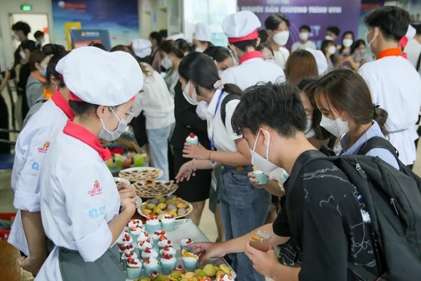 sinh viên tham quan quầy teabreak của Trang Chủ Của Nhà Cái New88.Com Chính Thức