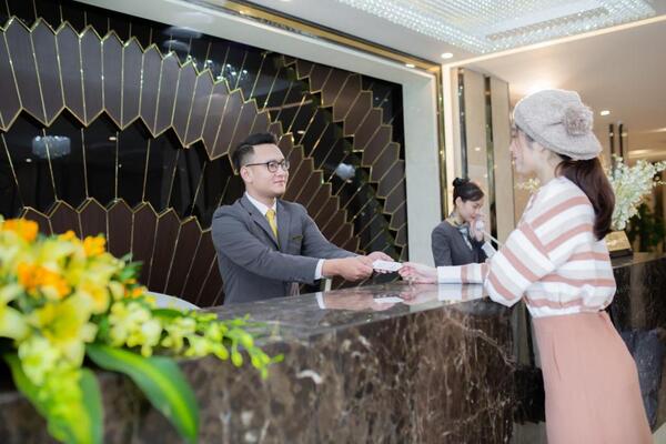 khách yêu cầu dịch vụ trong khách sạn