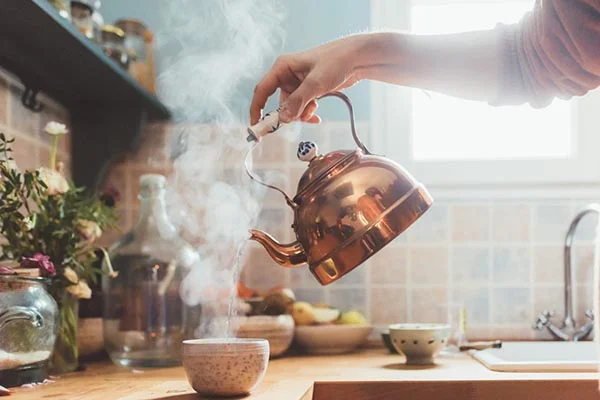 Dùng nước sạch pha trà