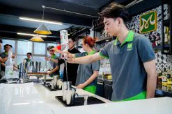 khóa học biểu diễn tại quầy bar