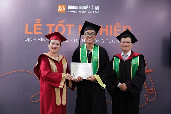 các 88New 1 com link không bị chặn lần lượt lên sân khấu nhận bằng tốt nghiệp