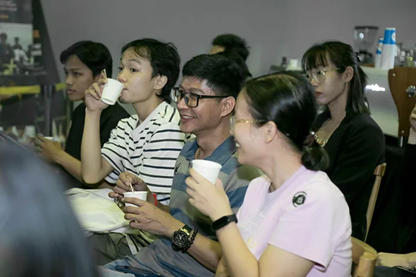 Khách tham gia thích thú với tính ứng dụng mới mẻ của dụng cụ New8808 link không chặn cà phê thủ công