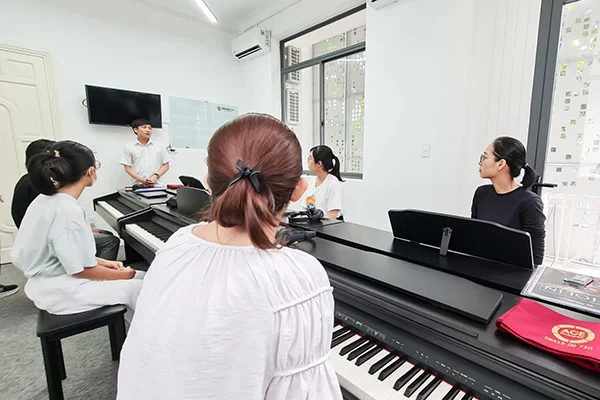 Khán giả chăm chú lắng nghe New88044 nạp rút nhanh chóng hướng dẫn chơi đàn