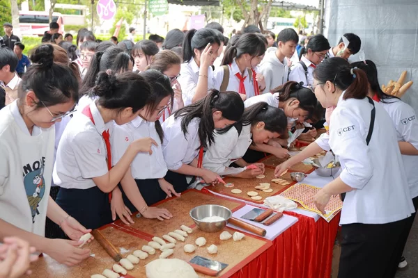 Các em học sinh được tự tay trải nghiệm New888 link new888 new88