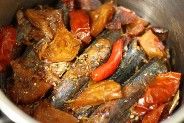 Cá Nục Kho Thơm Cà Chua