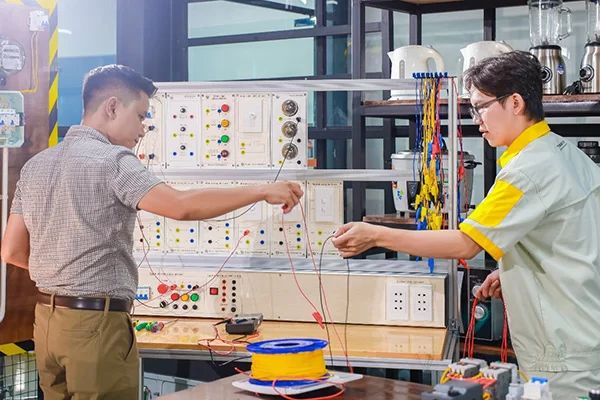 khoa-hoc-ky-thuat-vien-dien-cong-nghiep khóa học kỹ thuật viên điện công nghiệp