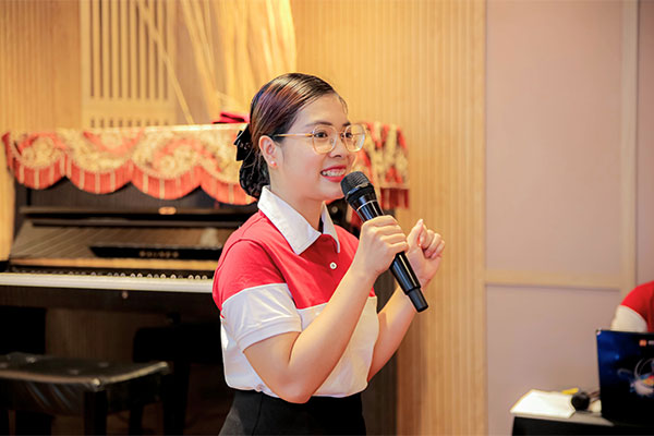 Đội ngũ trợ giảng tận tâm giúp trẻ có cơ hội tỏa sáng bằng chính tiếng nói của mình.