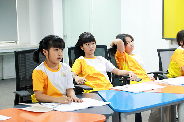 Hành trình từ sự rụt rè đến một MC nhí bản lĩnh bắt đầu từ những bài học đầu tiên về giọng nói, giao tiếp và sự tự tin.