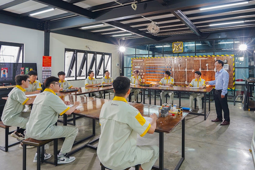 hinh-anh-lop-hoc-thuc-te-khoa-hoc-thiet-ke-lap-dat-he-thong-dien-nang-luong-mat-troi-03 hình ảnh lớp học thực tế của khóa học 88News tải app về điện thoại lắp đặt hệ thống điện năng lượng mặt trời 03